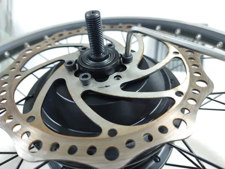 順時鐘旋轉鎖緊碟煞盤