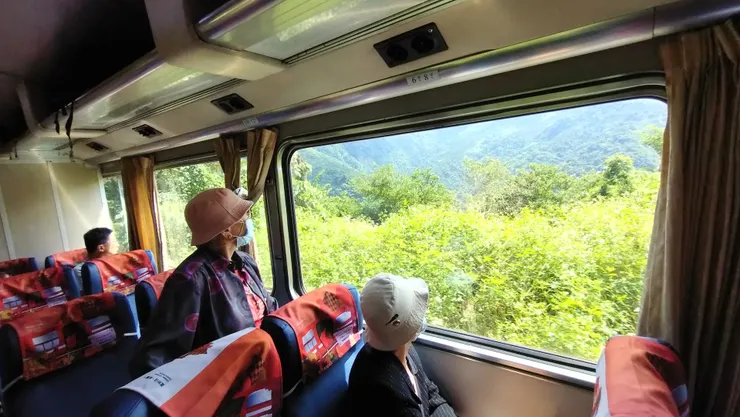 不是說車票都秒殺,但這天沒有一節車廂坐滿