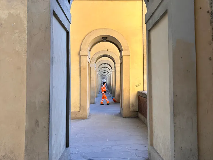 佛羅倫斯Vasari Corridor旁，早上八點半，街道正在被清潔