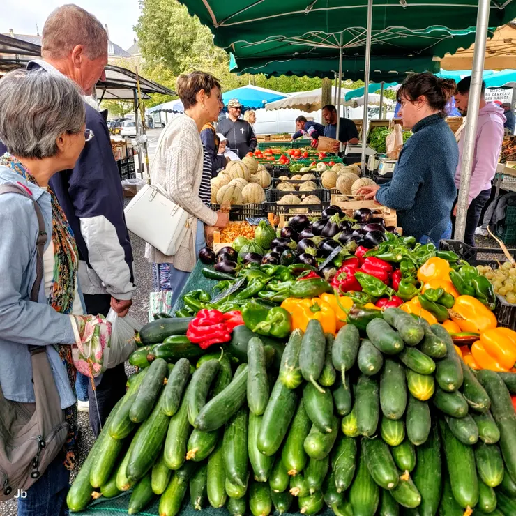【附近空地恰有小農市集，又去採購了些蔬果。】