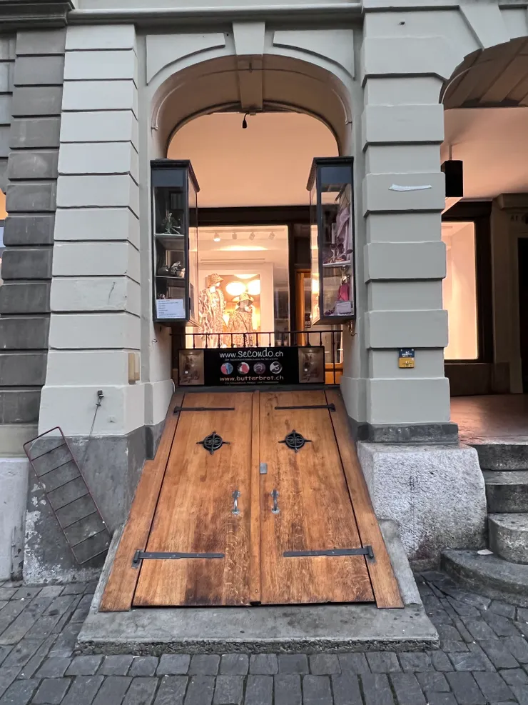 閤上了門的地窖