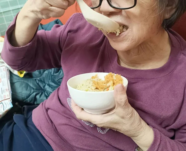 Sumire媽試吃中,還給我偷加肉鬆XD