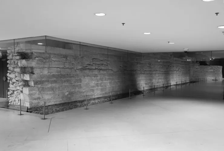 查理五世城牆的部分遺跡,位於現在的羅浮宮卡魯賽購物中心裡。(圖/原點出版《羅浮宮800年》)