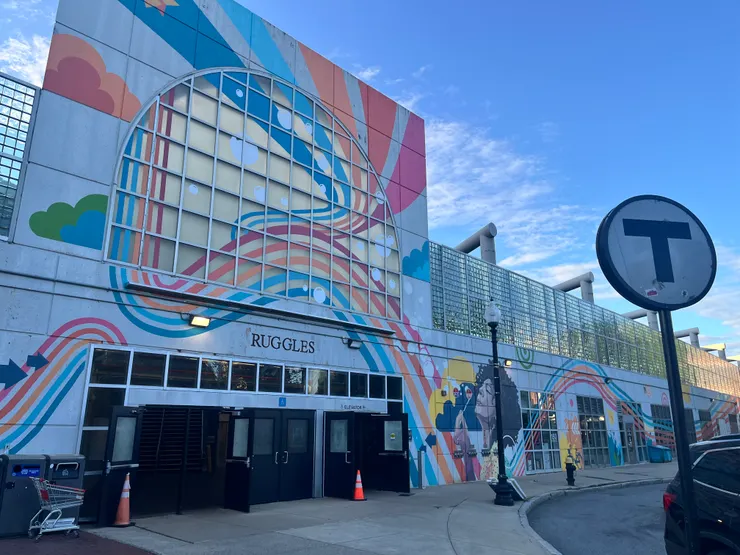 Ｔ就是MBTA的縮寫，MBTA地鐵車站或通勤鐵路車站，旁邊都能見到大大的Ｔ