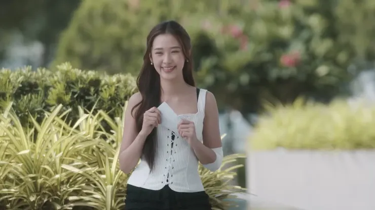 開心等著Oom(Aioon)接完電話回來的May (10:50)