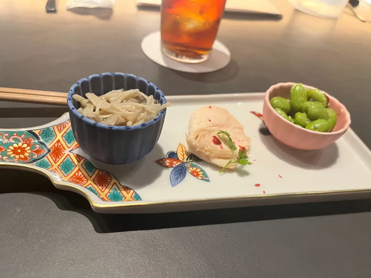 點酒附贈三品不含糊的小菜。