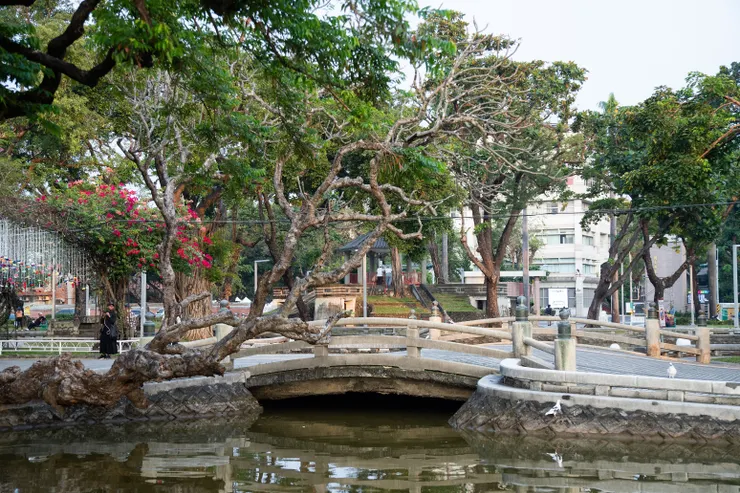 現今屏東公園裡遺留的參拜道神橋