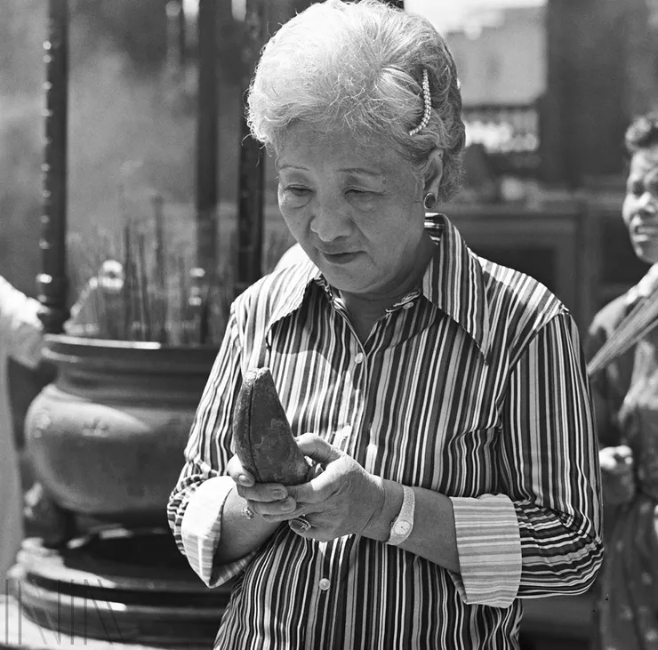 圖1 民眾在臺北萬華龍山寺擲筊乞求保佑 檔號：A325000000E/0065/0055/1