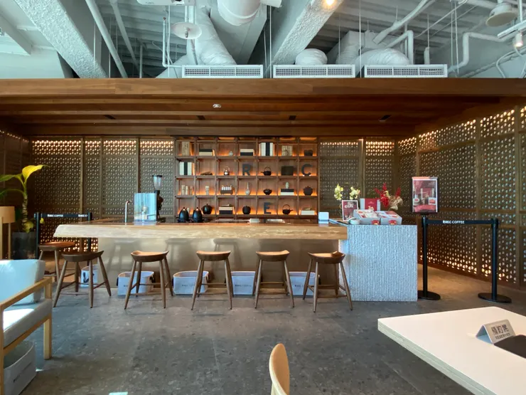 木造吧台很有感覺