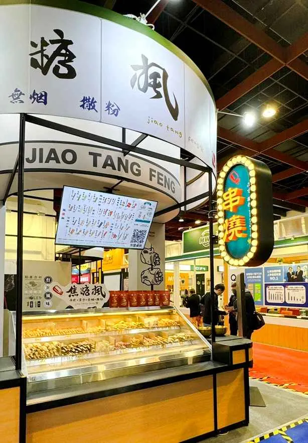 圖說:擺滿各種新鮮食材的開放式保鮮櫃是焦糖楓門市一大特色,原封不動搬進台北國際連鎖加盟大展春季展現場。(資料來源:焦糖楓)