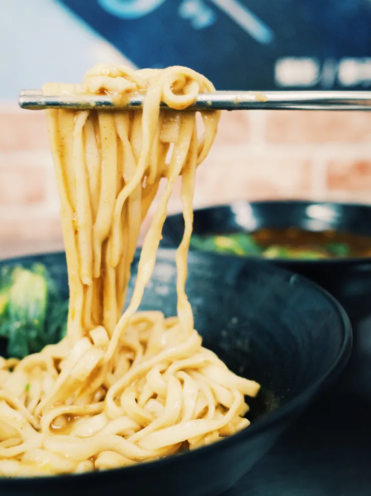 沾裹牛油與麻醬的招牌麵。