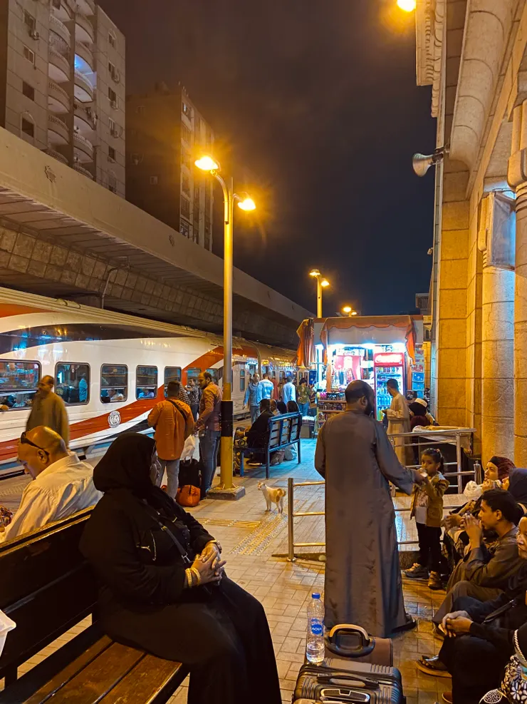 吉薩火車站等待夜舖火車