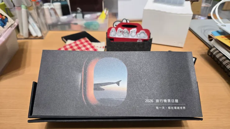 飛機機艙觀景窗造型的封面