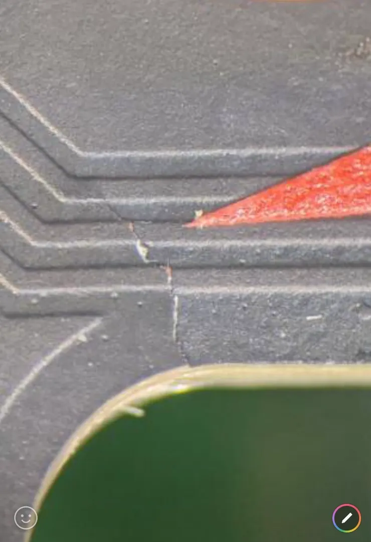 原廠檢查後，把斷裂出用箭頭貼指標示出來。