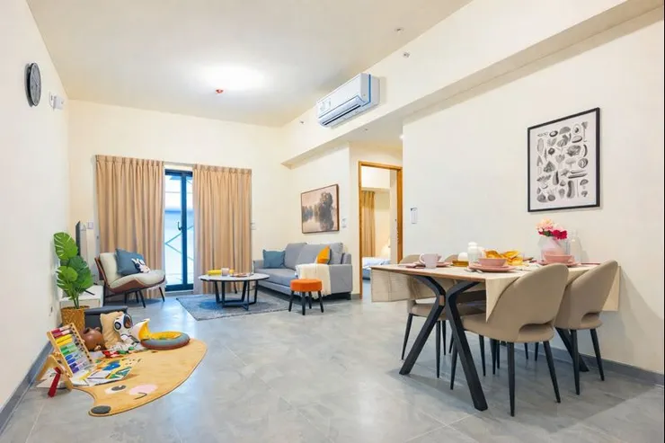 內政部版「成屋買賣定型化契約」屬行政指導，若條款違反平等互惠原則，經行政院公告後，方可開罰。目前針對凶宅等資訊揭露，仍倚賴《民法》瑕疵擔保與《消費者保護法》規範。