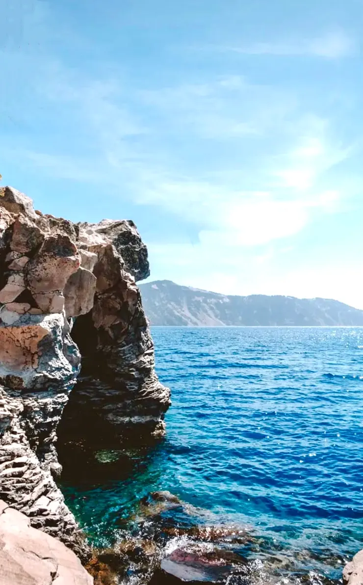 美國奧勒岡州火山湖國家公園 湖邊懸崖 取材於網路照片