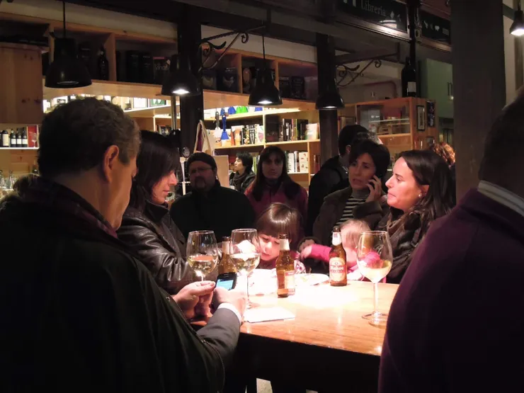 全家大小在市集吃飯，大人在喝酒（photo by me, 2011）