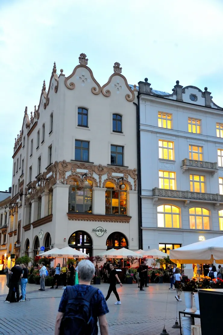 【中央集市廣場的硬石餐廳(Hard Rock Cafe)，位於歷史悠久的琴切洛夫大樓(Czyncielów House) 內。中餐吃得晚，其實不餓，但6點多了，來這裡吃個點心吧！】