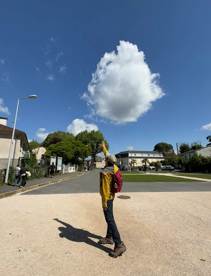 請忽略人物,重點是天空美麗的雲朶