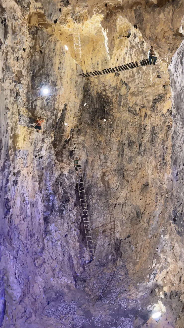 壯觀的洞穴模型