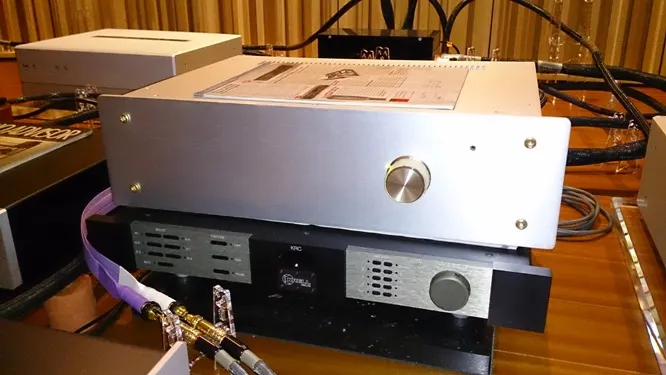 OP 前級，壓在下面的是很久沒聽的 KRELL KRC 前級