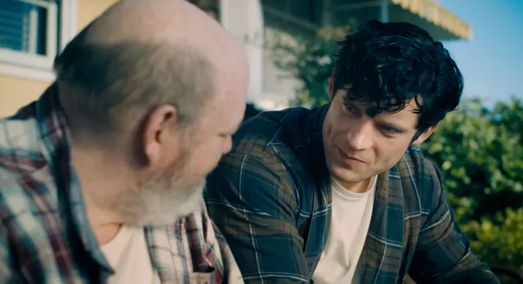 夕陽下的對話，是父與子，也是與信念的對話。