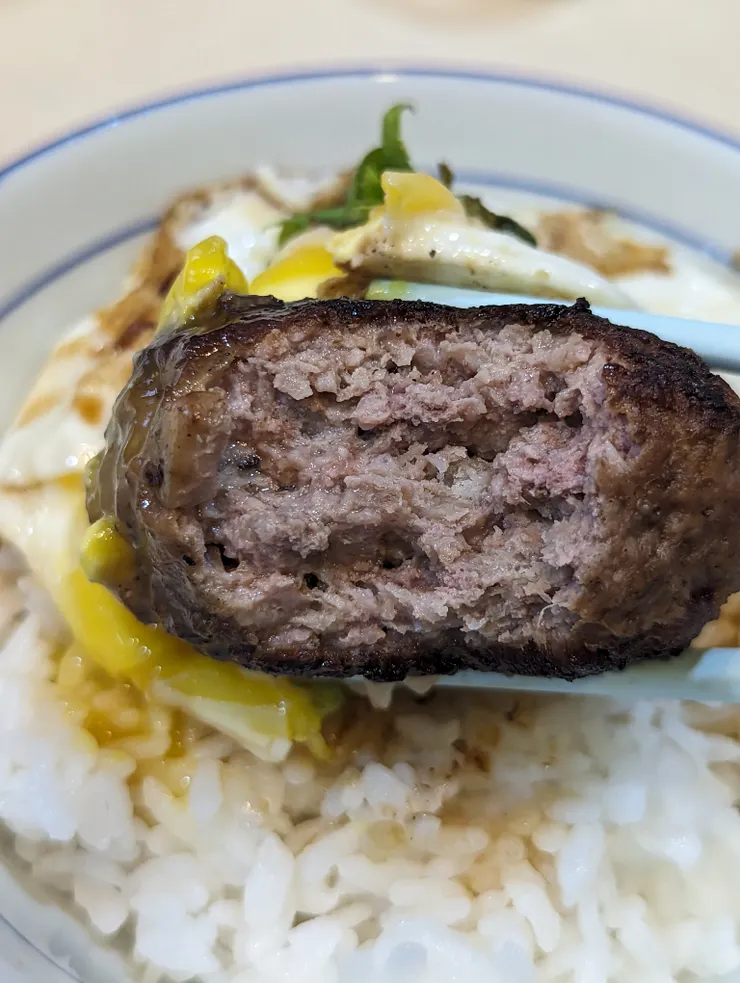 成功保有肉汁的厚實漢堡排