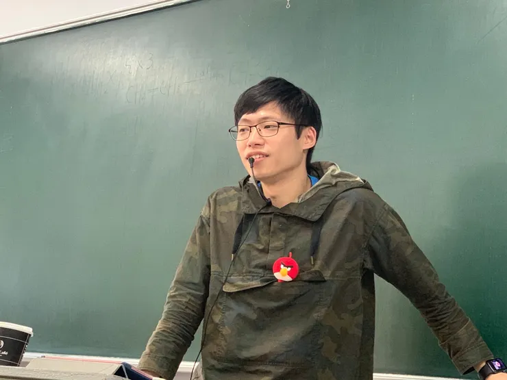 小老師很愛用我的平板偷拍我上課的樣子