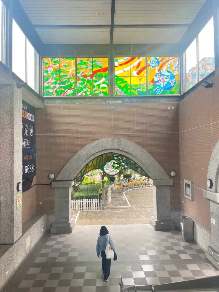 湖口火車站 出口的彩繪玻璃很漂亮