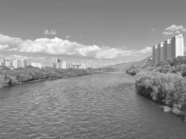 土拉河。右為南側：宰桑山，左為北側：市中心