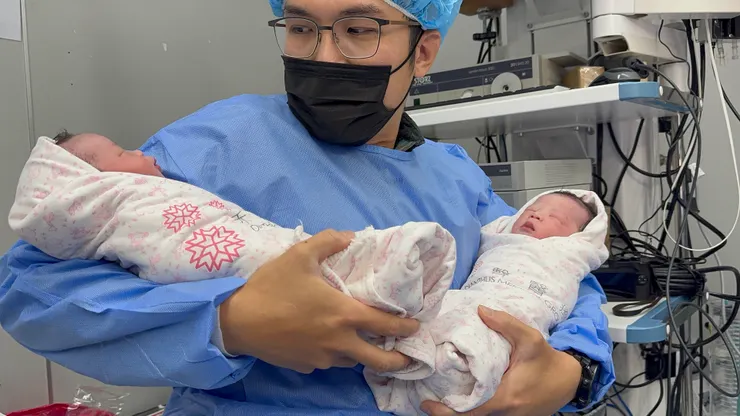 左擁右抱的爸爸笑