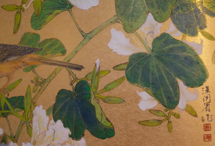 〈鳥啼深處〉局部－艷紫荊、落款