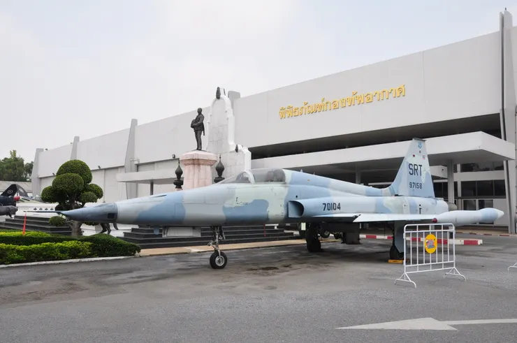 泰國空軍的RF-5A除役展示機，機砲已拆除。