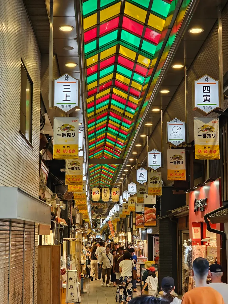 京都人的廚房-錦市場，充滿的各式美食小吃