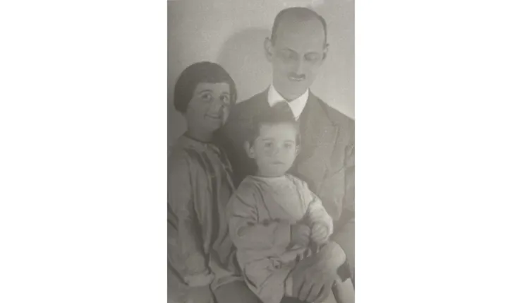 安妮和姐姐瑪歌與爸爸奧圖的合照（截自《安妮日記》）