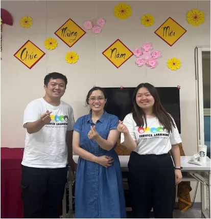 採訪當天杜金歡老師(中間)熱情地與我們分享許多故事。/圖 中原大學服務學習中心 提供