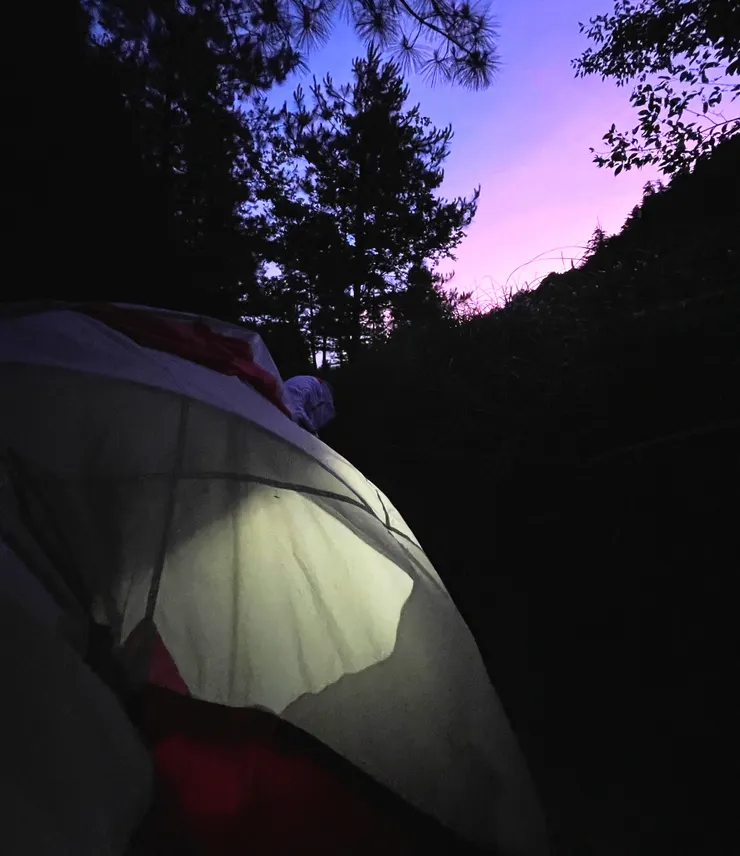 ▲16:55扺達28K營地,晚上狂風大作,個人腸胃不適,疑似高反,只好先投藥丹木斯及腸胃藥,並審慎評估第三天是繼續行程。