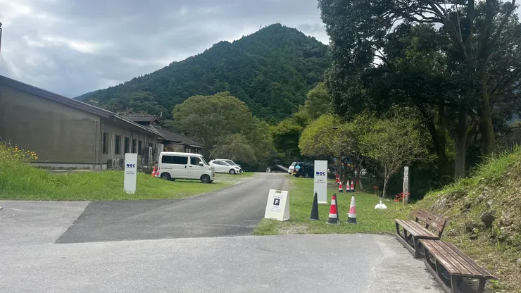 outdoor中心外面有滿大的停車場。