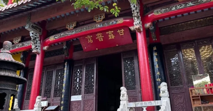 甘露寺入口的柱子以鮮艷的紅色為主，並且擁有精美的雕刻裝飾。