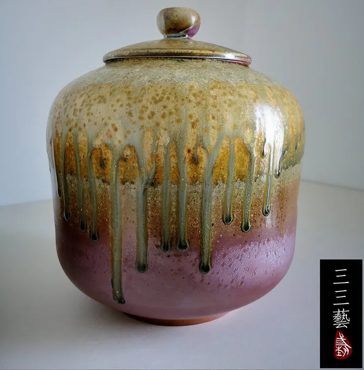 黃福昌的柴燒是以木柴為燃料，在高溫（約1200-1300℃）下燒製，區別於現代電窯、瓦斯窯。火與土的自然交融