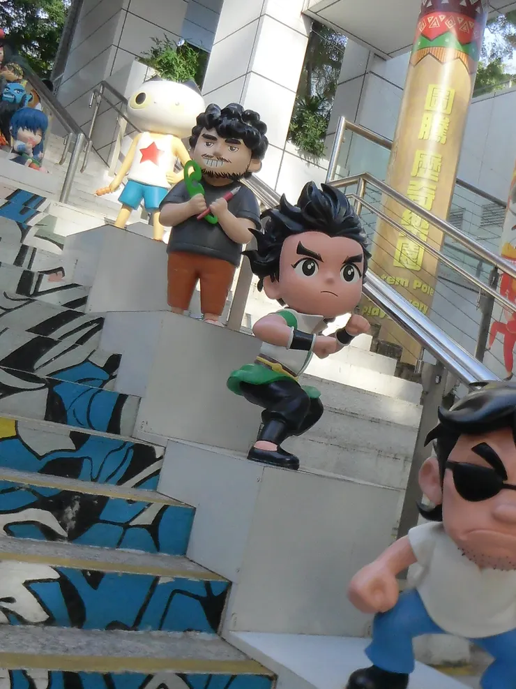 這個角色好像叫王小虎，最經典的是他的眉毛，又長又粗又勾，像某運動品牌的標誌。