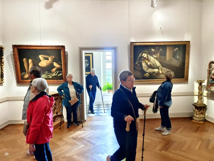 【我逐室參觀覺得它比舍農索溫暖！1樓被布置成展廳的房間。】