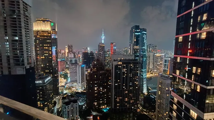 吉隆坡夜晚燈光明媚,旅程中的燦爛景象與回憶。