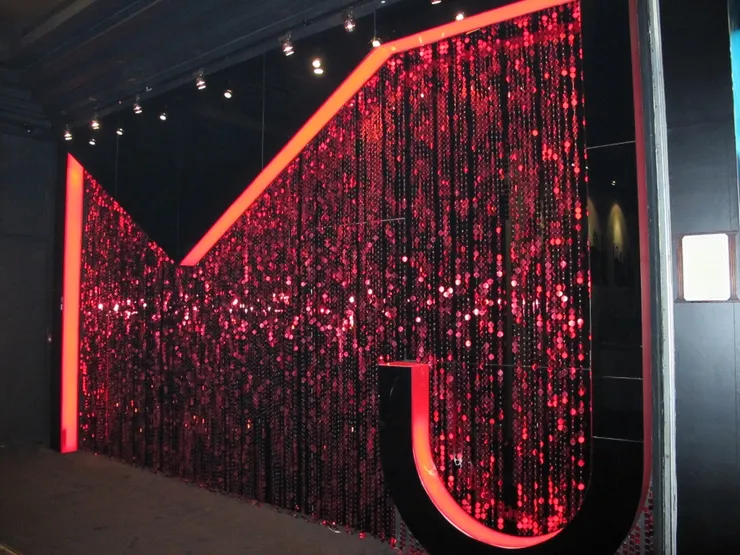 一上扶手梯，便看到MJ的大名迎接來客。