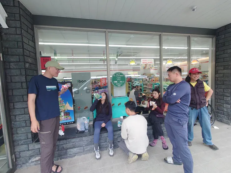 開進停車場前最後一間便利商店補給上廁所，最右邊長髮頭頂紅色帽子是包車司機