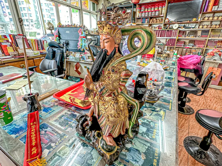 龍益行|台南佛具店・金紙店・宗教百貨・神主牌雕刻・拜拜用品 專精 神主牌雕刻與祖先牌位製作,提供佛具、金紙、神桌、拜拜用品等完整祭祀用品。 服務包含:擇日安神位、安祖先、神桌安裝,並支援 外縣市宅配,讓您安心完成祭祀。 📞 電話:06-2569113 📱 LINE:led1984 📍 地址:台南市安南區北安路二段612號 👉 Google 地圖導航:https://maps.app.goo.gl/uDjdLD8wNKH3rihN9 延伸閱讀 ➜ 龍益行在方格子文章專區 https://vocus.cc/article/68dfecd8fd8978000144cfe9