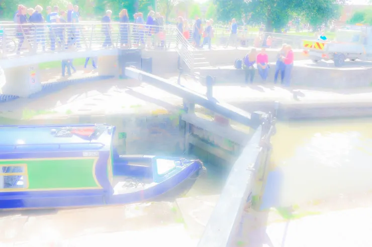 船隻正在路過一道又一道的閘門