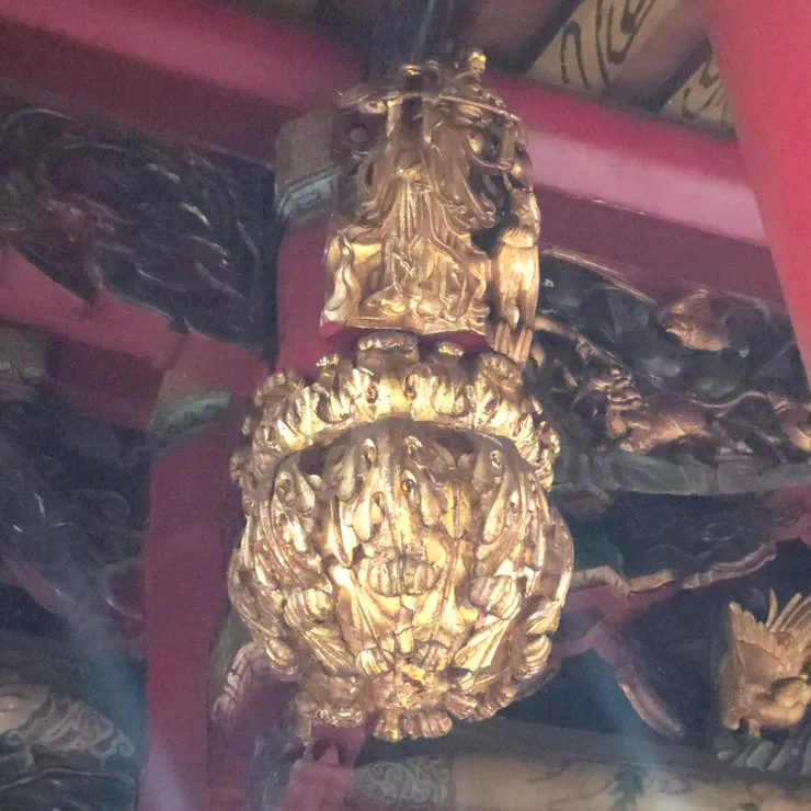 吊筒垂花「花鳥」。鳥類的羽毛與樹叢的線條交織，雕刻層次分明，展現出極強的空間立體感。這類題材通常象徵「鳥語花香」與生機勃勃。