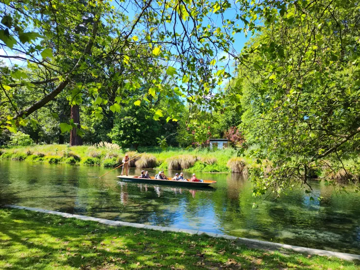 路人的雅芳河游船