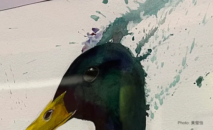 畫家運用色調的微妙變化和潑墨技巧，打造了細緻而富生氣的氛圍。